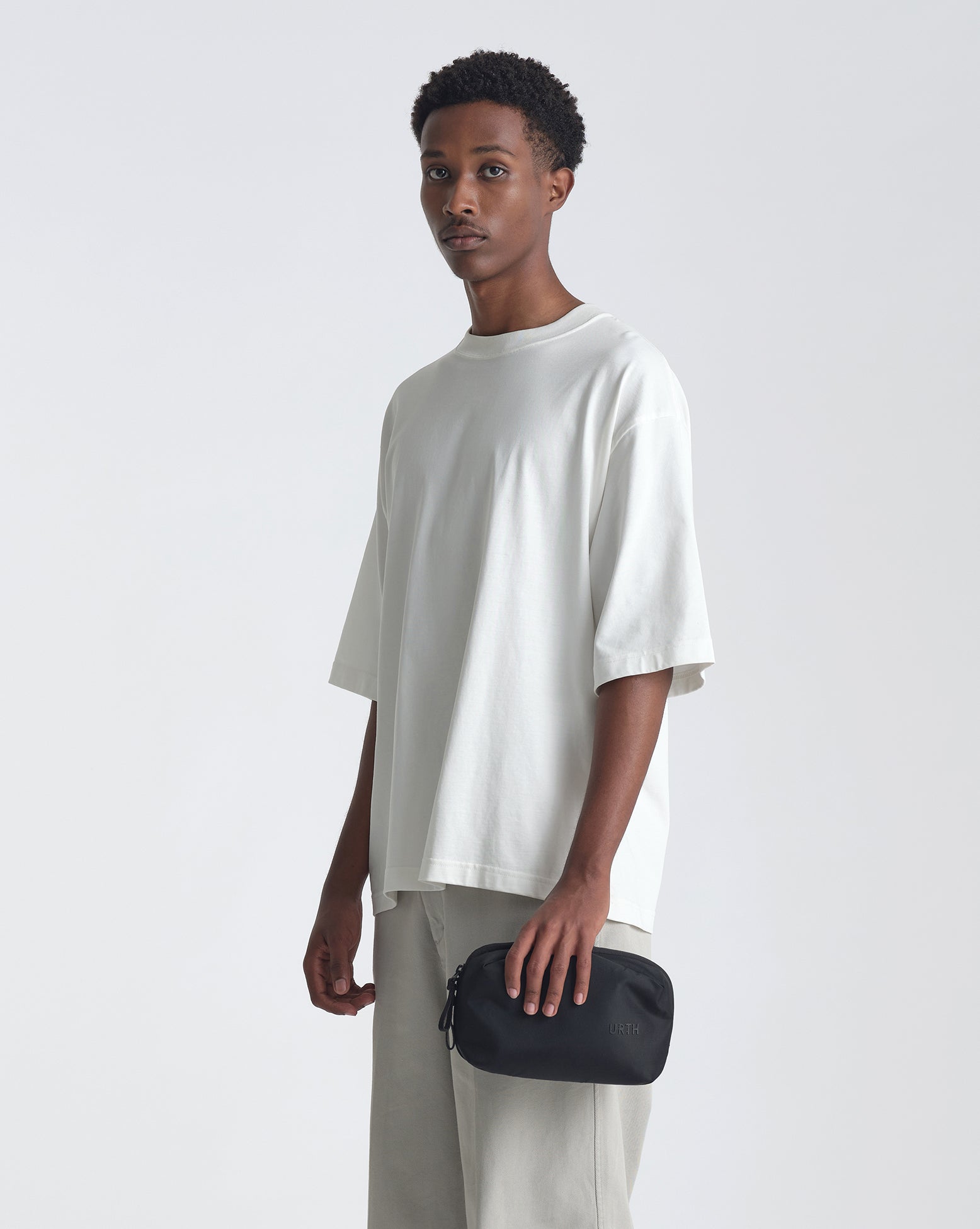Urth ゼオライト アクセサリーオーガナイザー ブラック 2-Urth-Zeolite-Tech-Pouch-Onyx